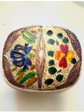 Vintage handmade/ Handpainted India,Kashmir laquer paper mache trinket box